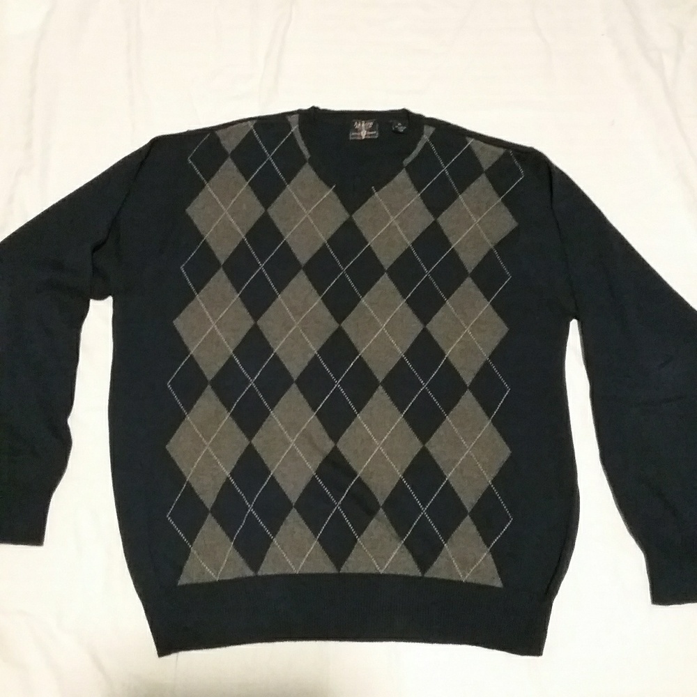 Men's extra large v-neck plaid sweater by Arrow